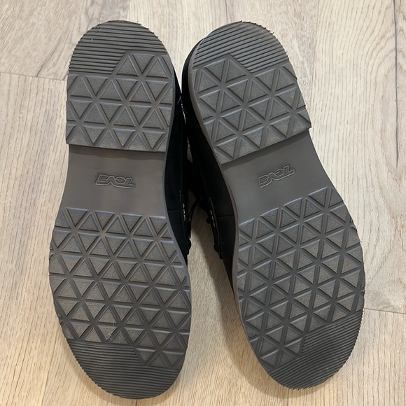 Teva Men’s Boot - Like New - Picture 6 of 7